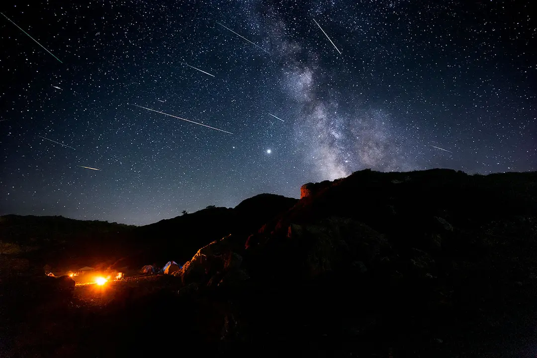 Las perseidas se ver&aacute;n esta noche. Foto generada con IA