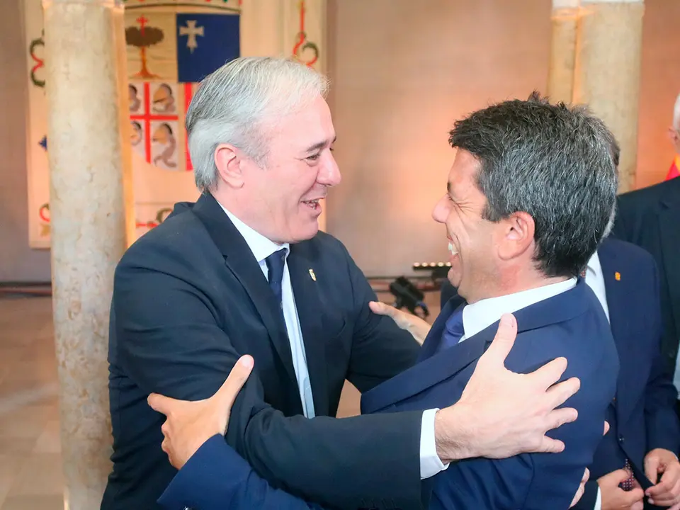 El presidente de la Comunidad Valenciana, Carlos Maz&oacute;n, ha estado presente en la toma de posesi&oacute;n de Azc&oacute;n