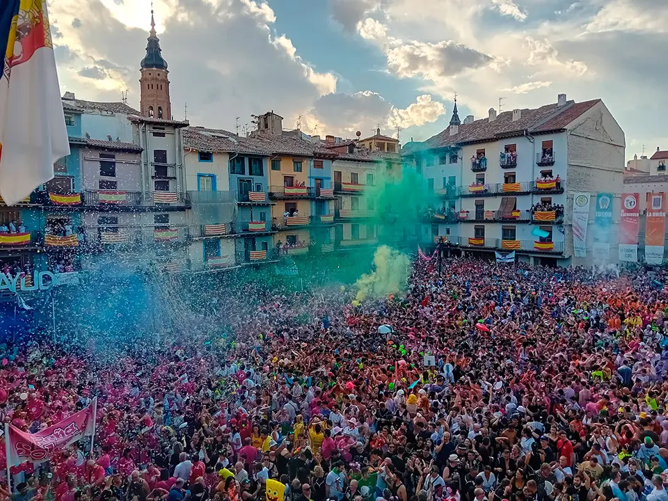 Calatayud supera los 5.000 pe&ntilde;istas en el tradicional chupinazo de inicio de las Fiestas de San Roque.