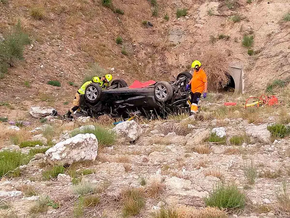 As&iacute; ha quedado el veh&iacute;culo tras el accidente en la entrada de Zaragoza. Foto: Bomberos de Zaragoza