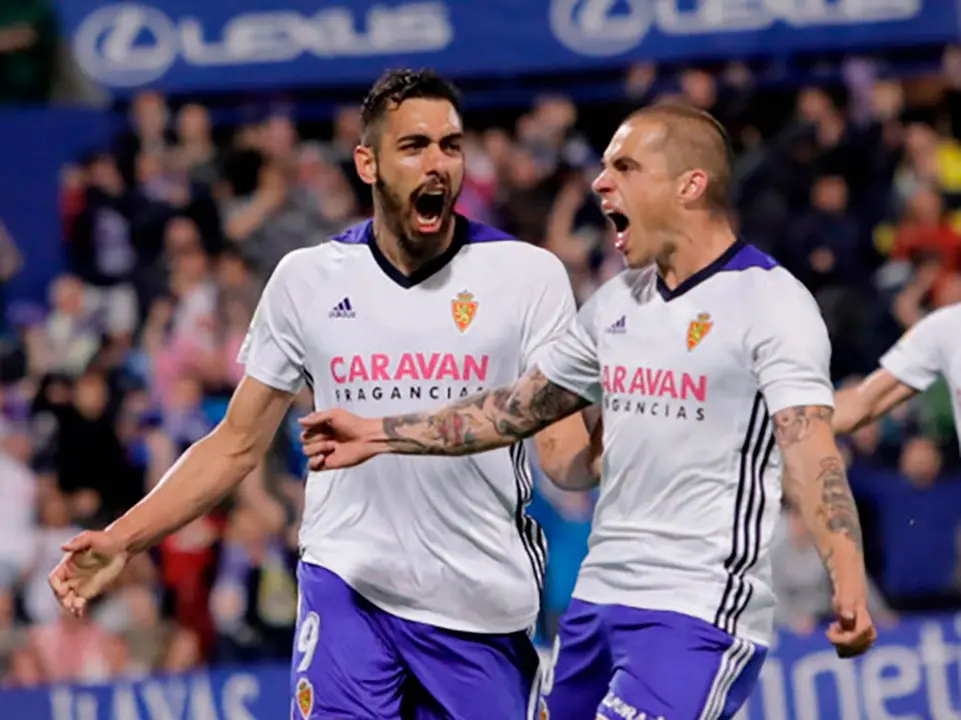 Borja Iglesias y Pombo celebran un gol ante el Real Valladolid