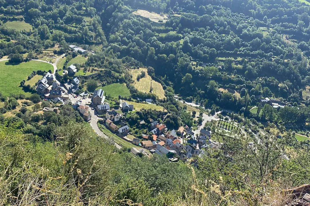 El destino de la excursi&oacute;n es el mirador de la Cruz de Puyadas&eacute; (Gista&iacute;n)