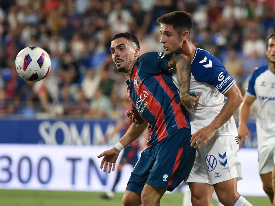 Joaqu&iacute;n pelea un bal&oacute;n ante el Tenerife