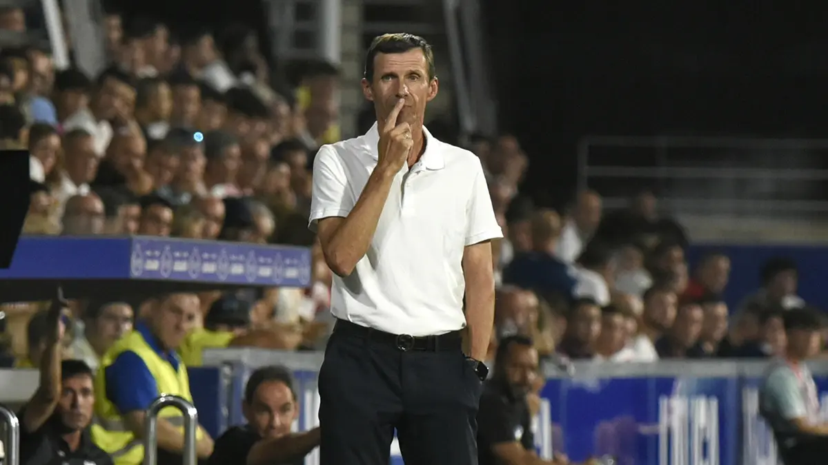 El t&eacute;cnico no acab&oacute; satisfecho con los suyos y quiere menor fragilidad defensiva. Fotograf&iacute;a: S.D. Huesca.