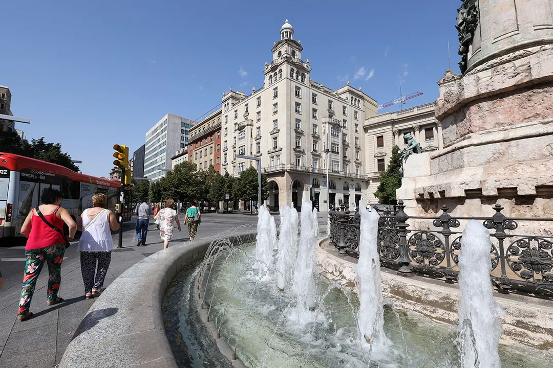 Fuente de la Plaza de Espa&ntilde;a (Zaragoza) durante el verano