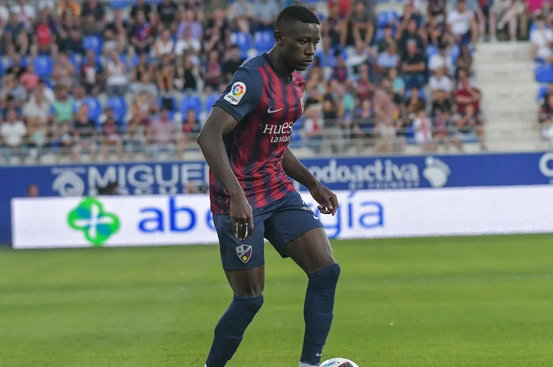 El jugador de 25 a&ntilde;os no termin&oacute; de cuajar en los planes de Ziganda el curso pasado y para este se marchar&aacute; cedido a otro club con &aacute;nimo de tener un mayor protagonismo. Fotograf&iacute;a: S.D. Huesca.