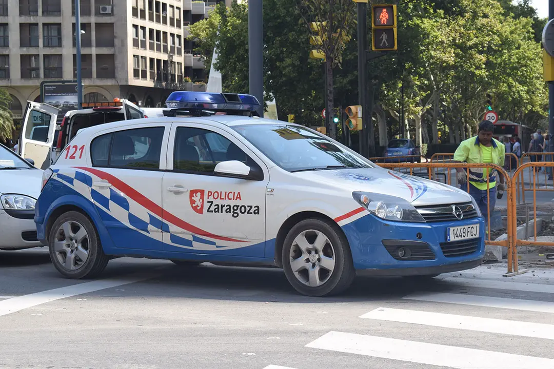 Conduce bebido y termina chocando contra unos coches aparcados en Las Fuentes