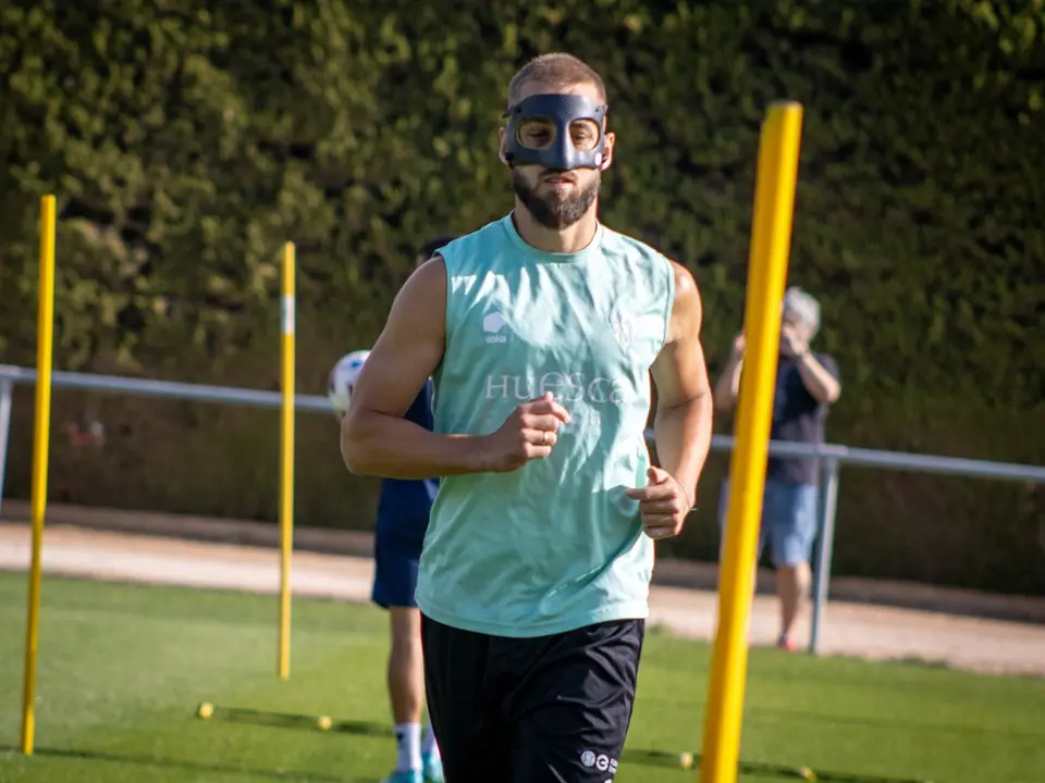 Jorge Pulido entrena con m&aacute;scara