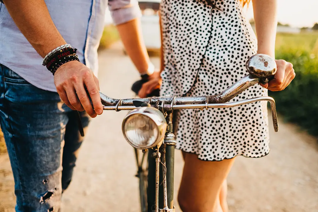 Pareja con bicicleta en carretera rural