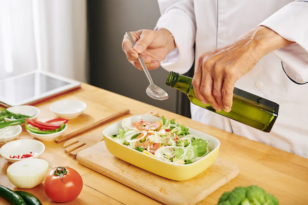 A&ntilde;adir aceite en ensalada
