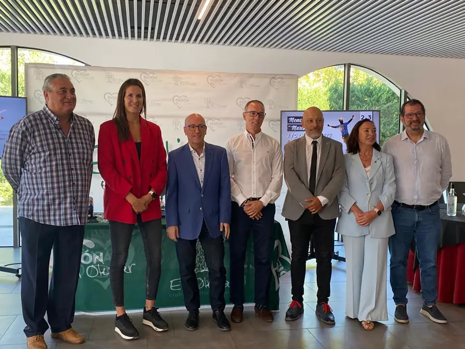 Foto de familia durante la presentaci&oacute;n del I Memorial "Mario Az&uacute;a".