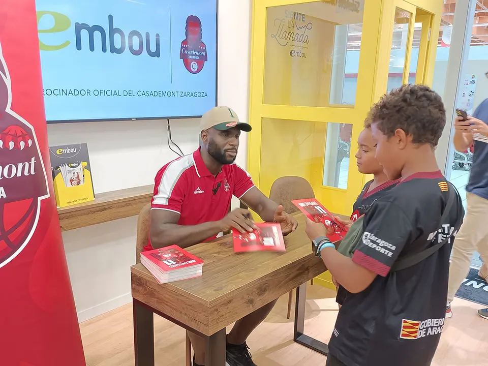 Emegano firma aut&oacute;grafos en la tienda Embou de Los Enlaces
