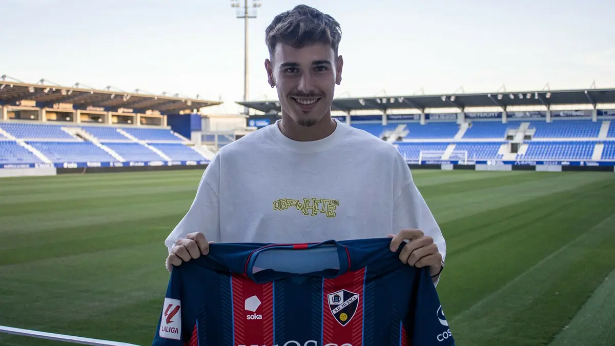 Vallejo comenz&oacute; su carrera en las categor&iacute;as inferiores del Granada C.F., aunque tambi&eacute;n pas&oacute; por las del M&aacute;laga. Fotograf&iacute;a: S.D. Huesca.