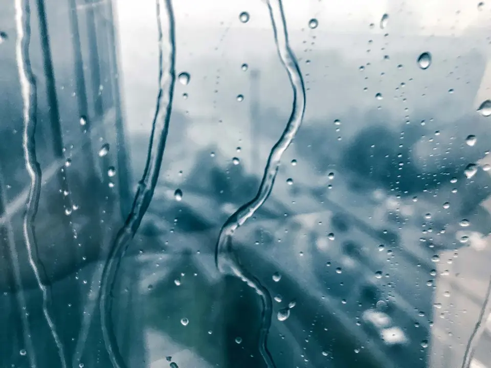 Cristal con gotas de agua