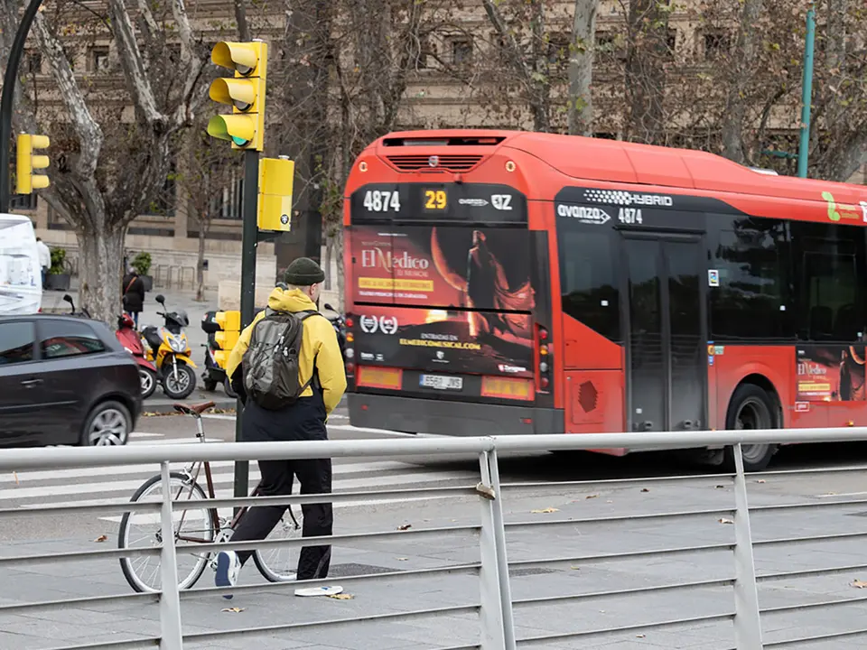 Bus urbano y ciclista en Paseo Echegaray y Caballero