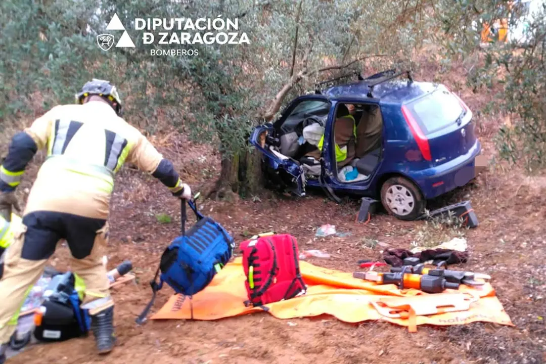 La conductora y &uacute;nica ocupante ha quedado atrapada dentro del veh&iacute;culo y ha tenido que ser rescatada por los bomberos. Foto: Bomberos DPZ