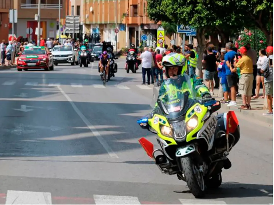 Agente de la Guardia Civil en moto