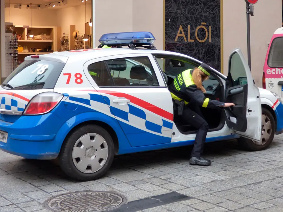 El detenido dio positivo en coca&iacute;na, anfetamina y metanfetaminas mientras conduc&iacute;a y llevaba m&aacute;s de 13 gramos de speed y marihuana en el coche