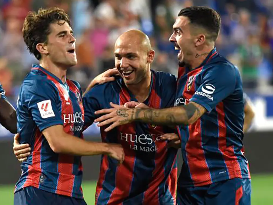 Javi Mart&iacute;nez, Blasco y Joaqu&iacute;n se abrazan tras anotar un gol
