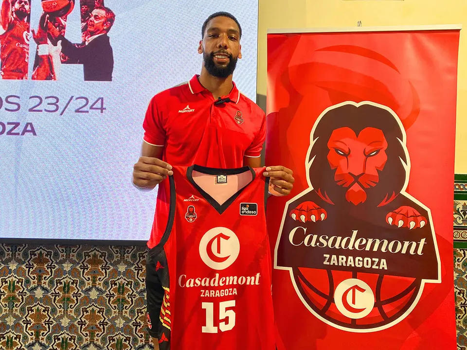 Okafor posa con la camiseta del Casademont Zaragoza