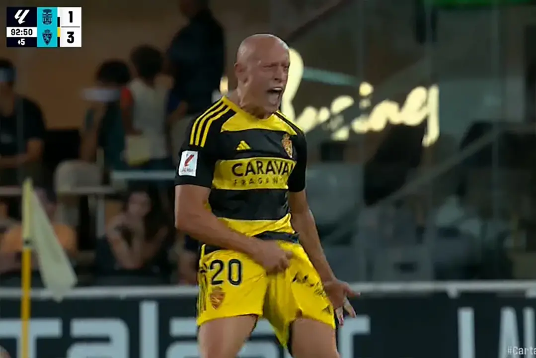 V&iacute;ctor Mollejo celebrando el tercer gol ante el Cartagena. Fotograf&iacute;a: LaLiga.