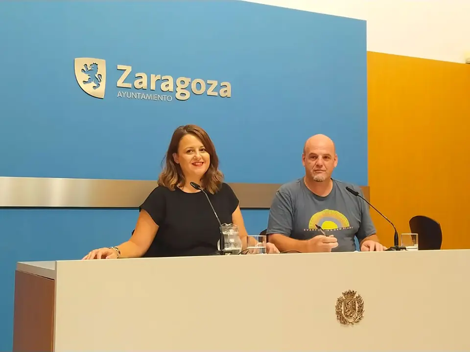 Elena Tom&aacute;s Bona y Suso Dom&iacute;nguez, concejales de Zaragoza en Com&uacute;n en el Ayuntamiento de Zaragoza