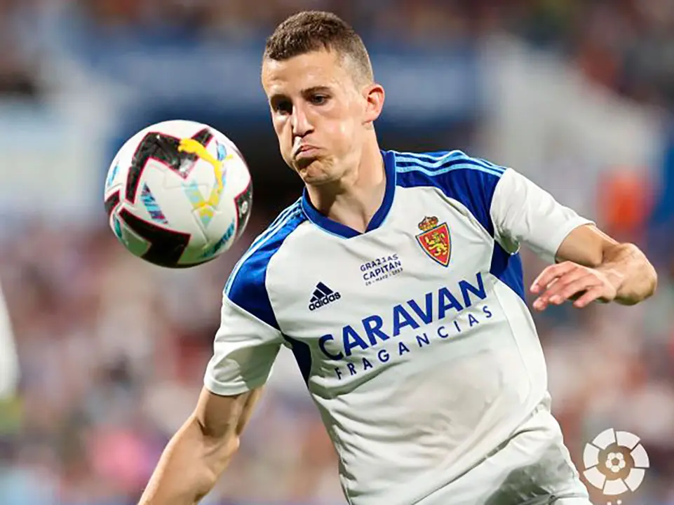 Carlos Nieto ante el bal&oacute;n