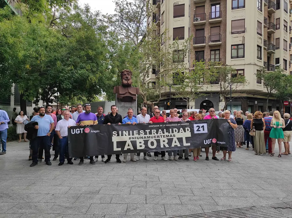 El sindicato UGT se concentraba este martes junto a su sede bajo el lema #NiUnaMuerteM&aacute;s