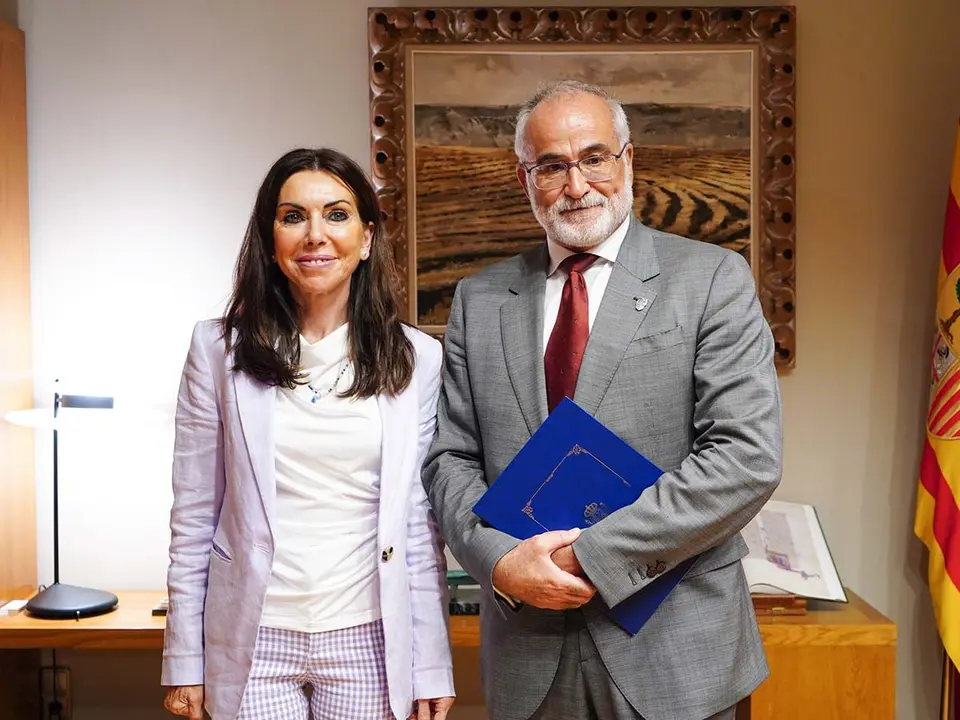 El representante del Justiciazgo se ha reunido con la presidenta del parlamento. Foto: Cortes de Arag&oacute;n