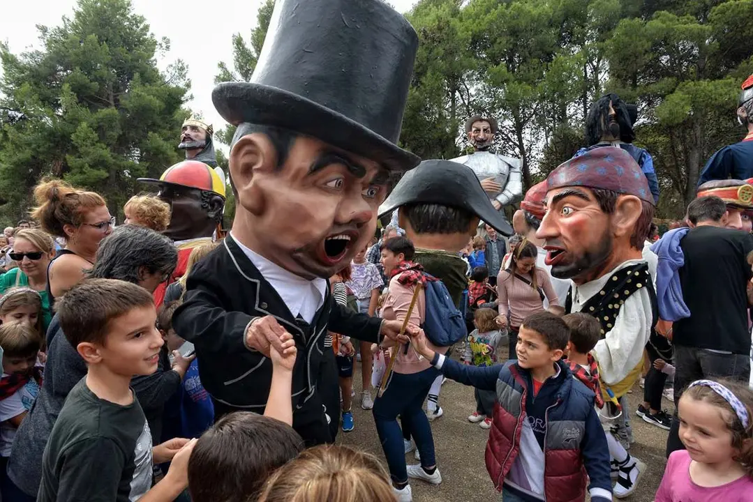 Ni&ntilde;os con cabezudos 