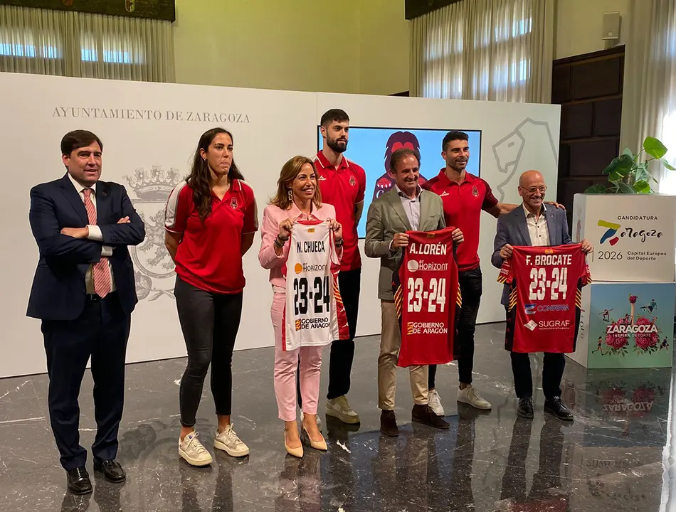 El presidente Reynaldo Benito, a la izquierda de la foto, ha afirmado que Jovic tiene ofertas sobre la mesa. 