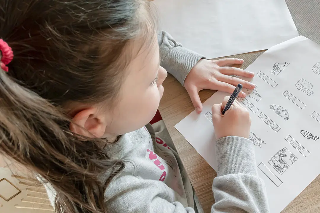 Ni&ntilde;a aprendiendo a escribir