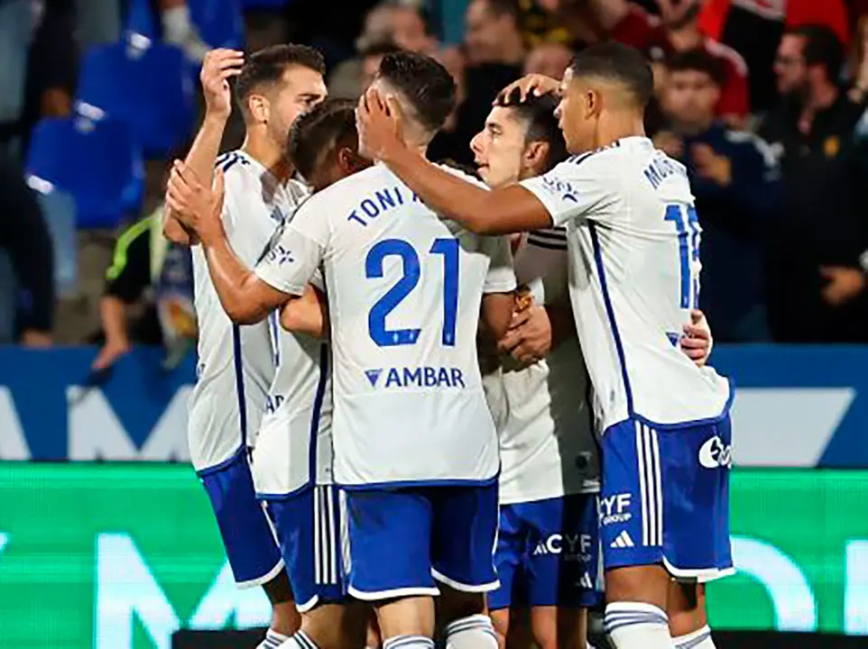 El Real Zaragoza celebra un gol