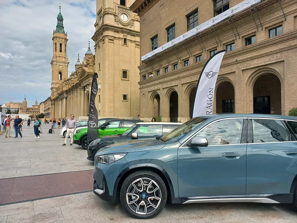Veh&iacute;culos el&eacute;ctricos ecol&oacute;gicos plaza del Pilar