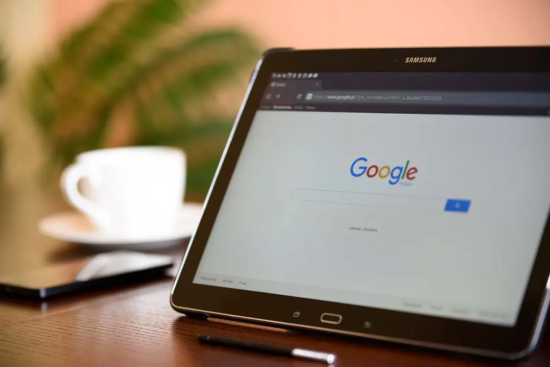 Pantalla de tablet con el buscador Google