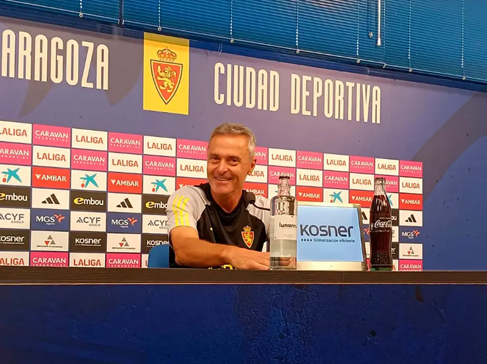 Escrib&aacute; sonriente en la sala de prensa de la Ciudad Deportiva