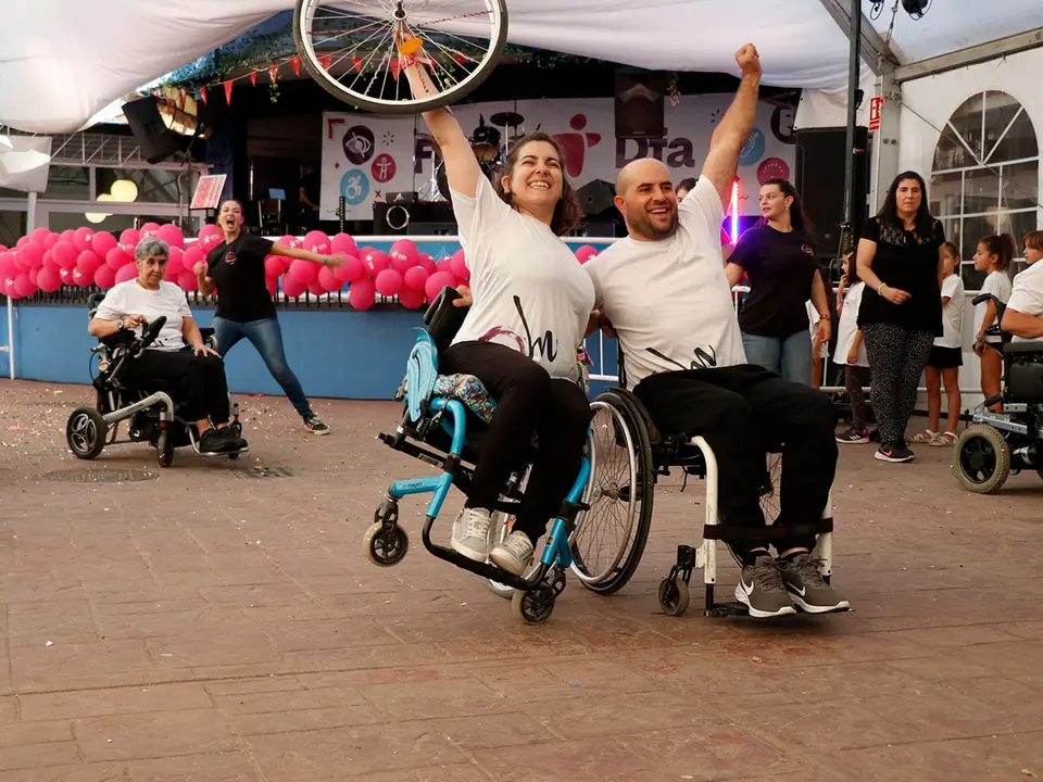 Usuarios y residentes de Fundaci&oacute;n Dfa, con y sin movilidad reducida, han aprovechado este d&iacute;a de convivencia para disfrutar de las atracciones