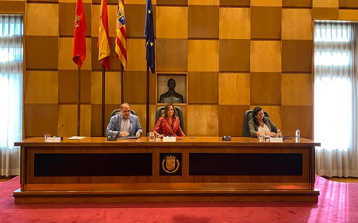 La alcaldesa de Zaragoza, Natalia Chueca, preside el Consejo de Ciudad