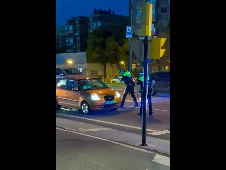 El conductor se encerr&oacute; en el veh&iacute;culo, desoyendo las indicaciones de los agentes