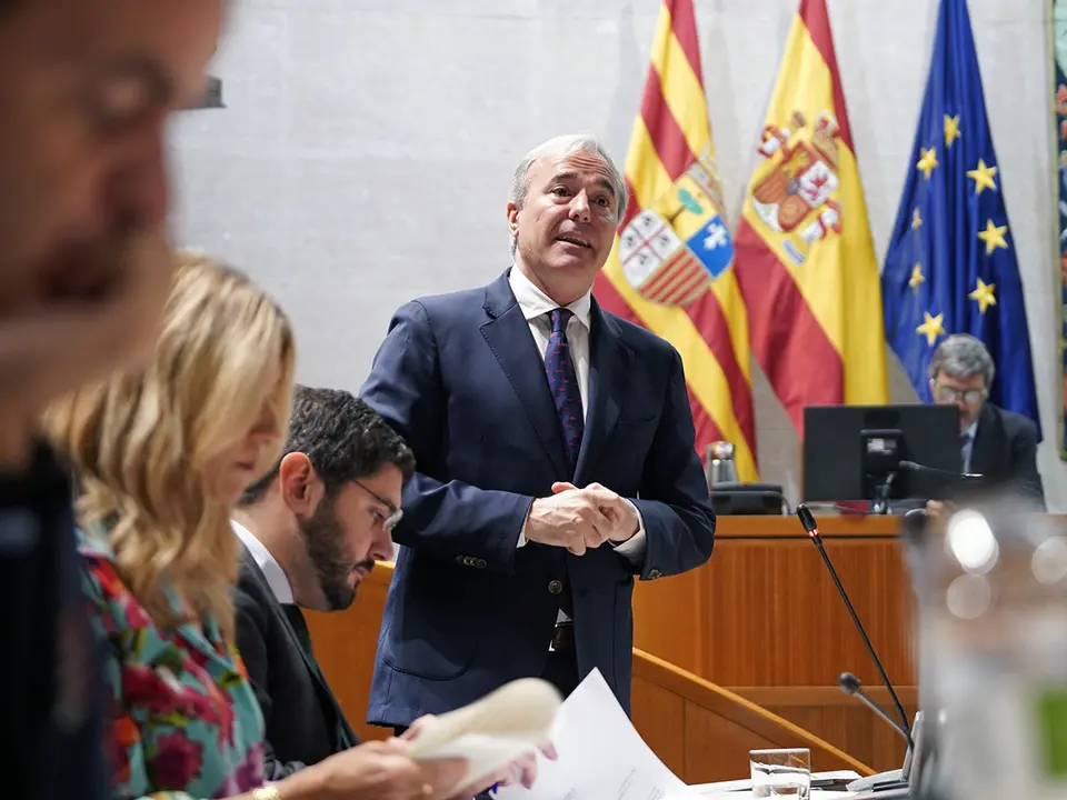 Azc&oacute;n ha anunciado esta medida en medio de su primer rifirrafe con el PSOE en las Cortes