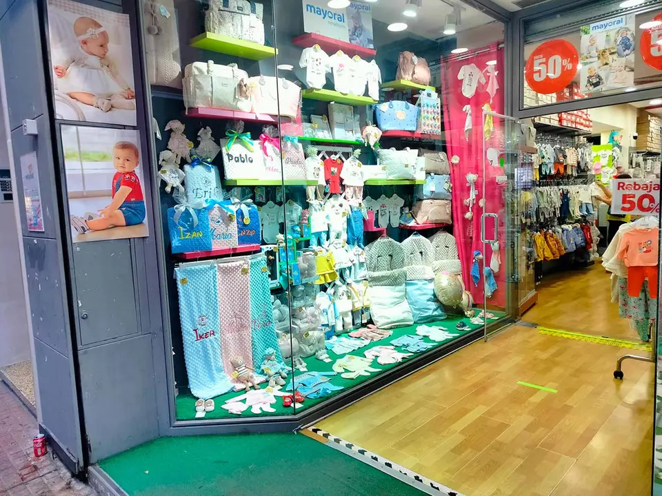 Escaparate de un comercio de ropa infantil