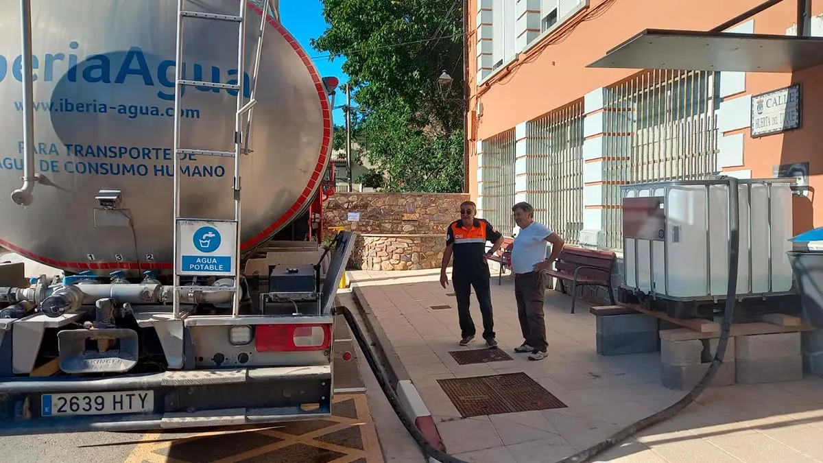 En la imagen, el llenado de uno de los dep&oacute;sitos de agua potable