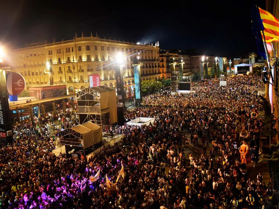 Plaza del Pilar abarrotada durante el Preg&oacute;n