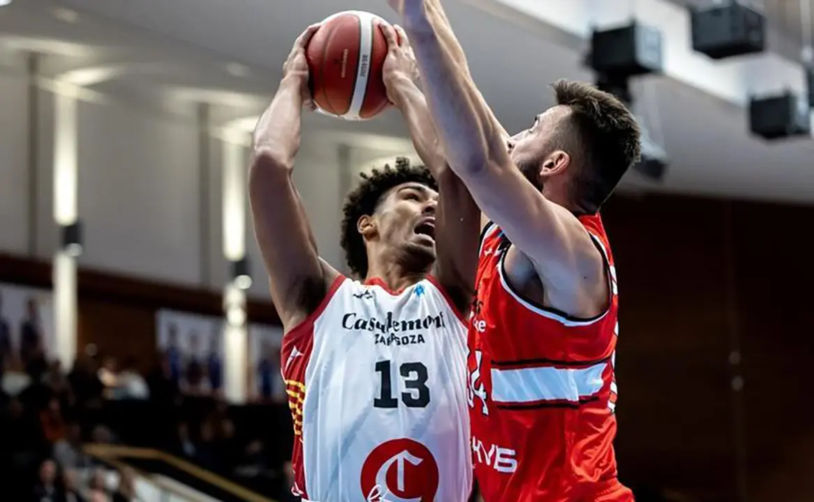 Los pupilos de Fisac cambiaron de cara en el segundo tramo del choque. Fotograf&iacute;a: FIBA.
