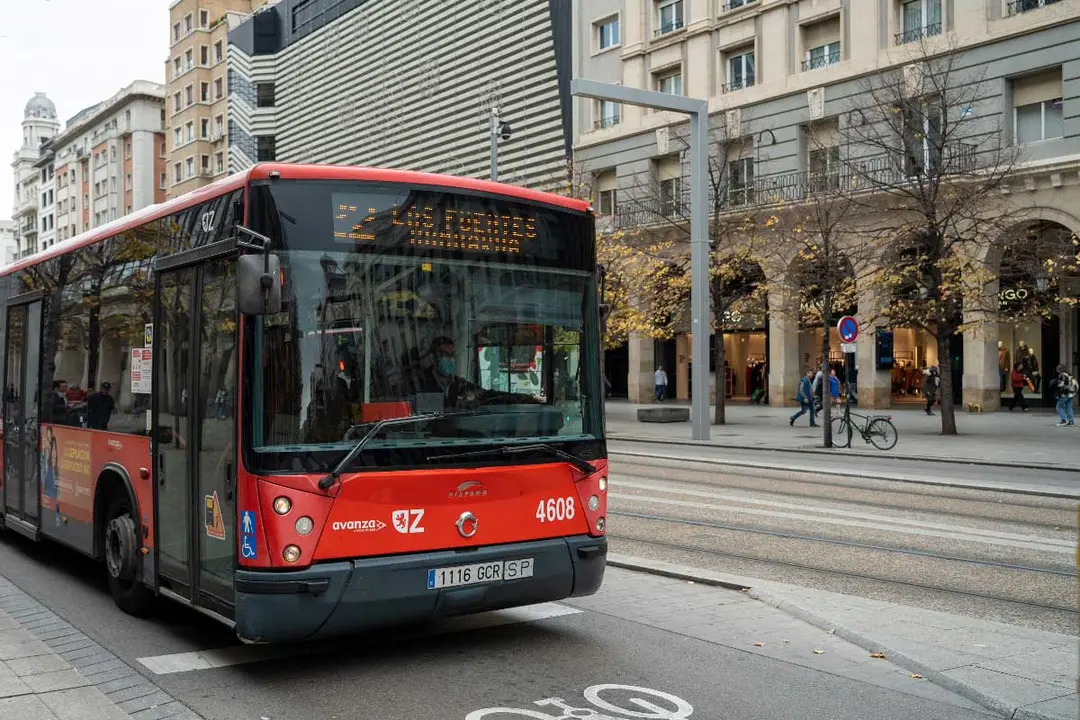 autob&uacute;s en paseo independencia