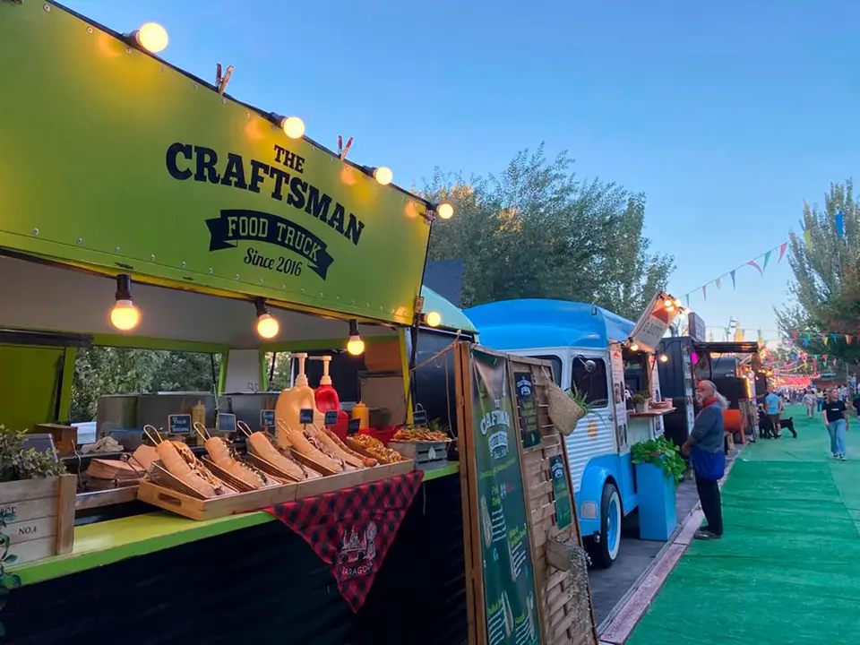 Imagen de archivo de food trucks junto al Ebro