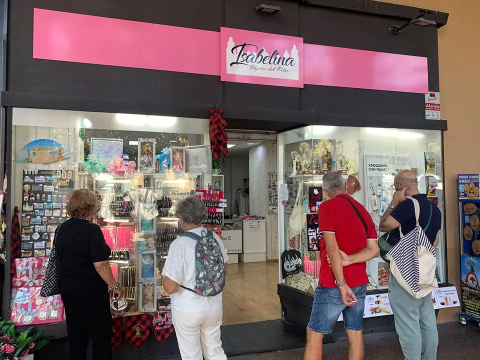 Turistas mirando una tienda de souvenirs