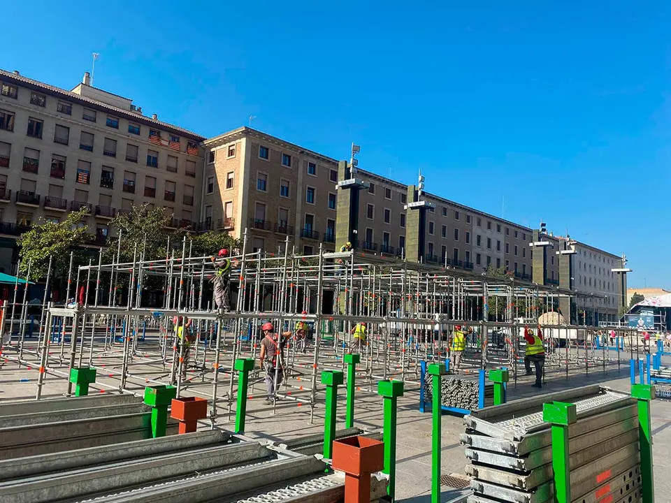 Plaza del Pilar con los primeros andamios de la estructura para la Virgen