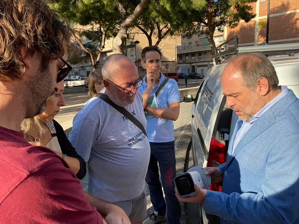 El concejal Alfonso Mendoza ense&ntilde;a las nuevas c&aacute;maras a los vecinos del barrio Oliver