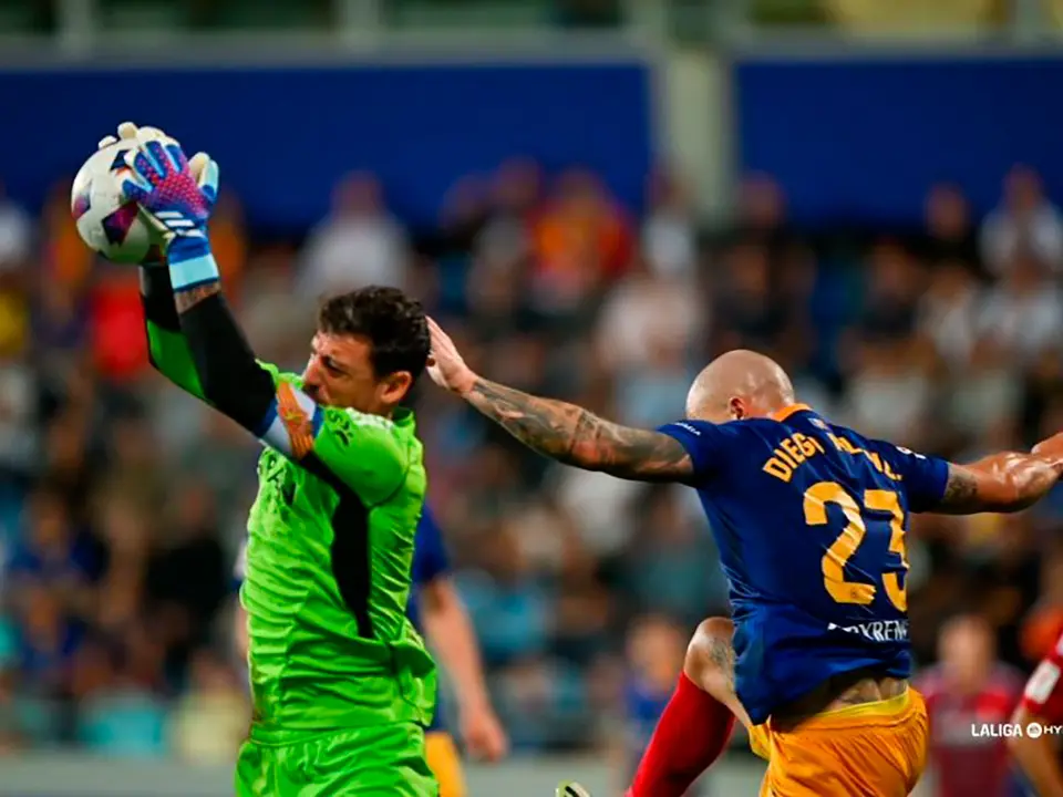 Cristian &Aacute;lvarez atrapa un bal&oacute;n en el Real Zaragoza - Andorra
